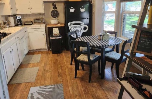 Folsom Cottage | Quaint and charming Duplex, Unit B in Old Town Folsom