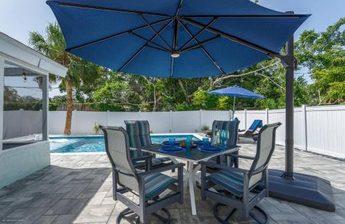 Vamo House | Quaint Cottage in a South Sarasota Neighborhood