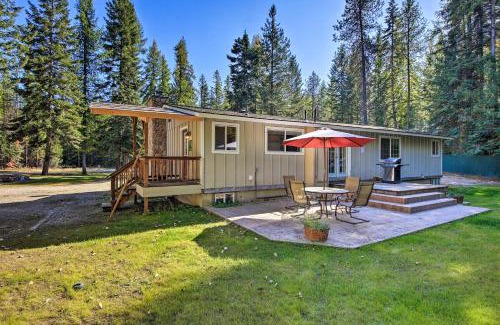 Priest River House | Quaint Priest Lake Cabin with Patio Less Than 1 Mi to Lake!