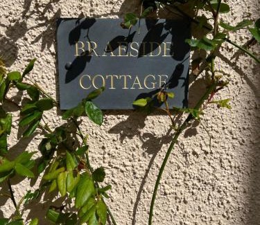 Loanhead House | Quaint self contained cottage near Edinburgh.