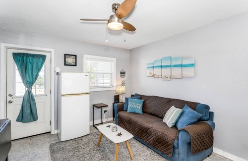 Ono Island Cottage | Quaint Tiny Home by the Bay - Boat Launch 1 Street Over