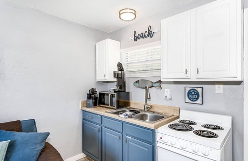 Ono Island Cottage | Quaint Tiny Home by the Bay - Boat Launch 1 Street Over