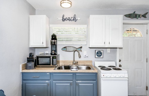 Ono Island Cottage | Quaint Tiny Home by the Bay - Boat Launch 1 Street Over