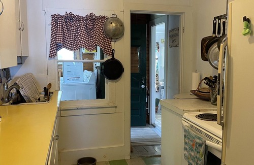 Brooksville Cottage | Quaint Waterfront Cottage