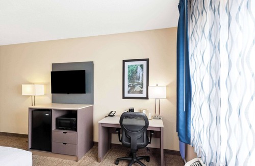 Springfield Hotel | Quality Inn and Suites Springfield Southwest near I-72