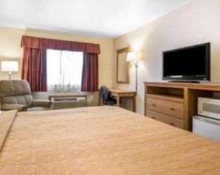 Mauston Hotel | Quality Inn Mauston I-90