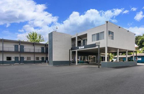 Clarksville Hotel | Quality Inn - On The Lake Clarksville-Boydton