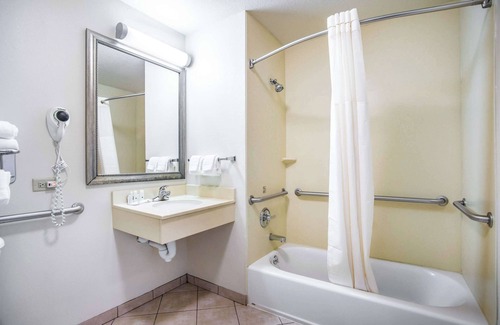 Parsons Hotel | Quality Inn Parsons North