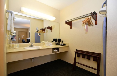 Shelltown Hotel | Quality Inn San Diego I-5 Naval Base