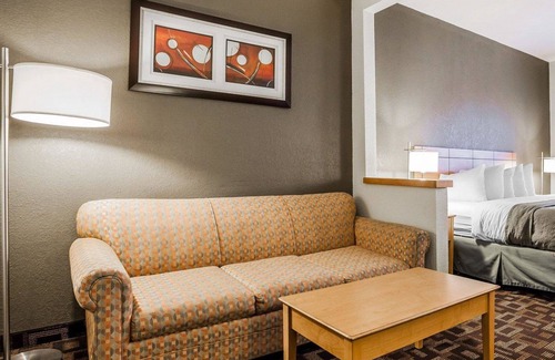 Greater South Side Hotel | Quality Inn & Suites Des Moines Airport