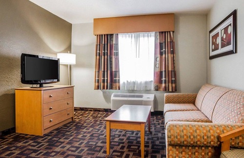 Greater South Side Hotel | Quality Inn & Suites Des Moines Airport