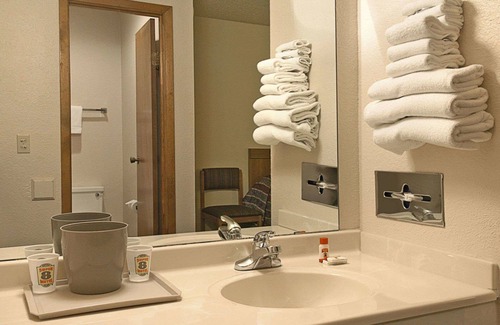 Glen Rose Hotel | Quality Inn & Suites Glen Rose