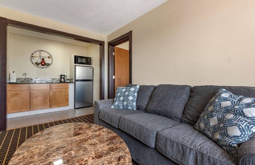 Warren Hotel | Quality Inn & Suites
