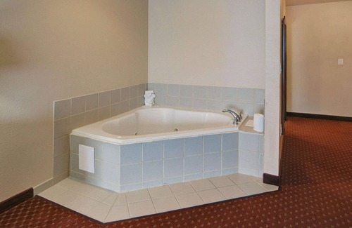 Mabank Hotel | Quality Suites Near Cedar Creek Lake