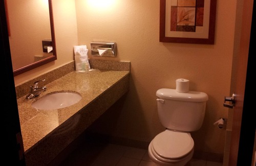 Mabank Hotel | Quality Suites Near Cedar Creek Lake