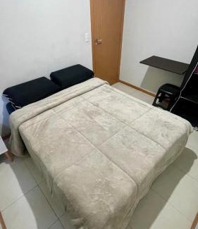 Forquilhas House | Quarto em apartamento próximo a Arena Opus