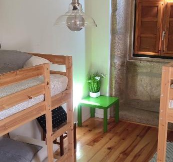 Castelo Novo House | Quarto privado com beliches e WC - 4 camas - Lagarto Pintado Casa n'Aldeia