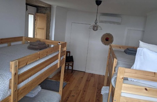 Castelo Novo House | Quarto privado com beliches e WC - 4 camas - Lagarto Pintado Casa n'Aldeia