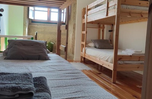 Castelo Novo House | Quarto privado com beliches e WC - 4 camas - Lagarto Pintado Casa n'Aldeia