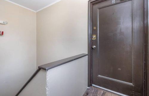 West Hartford Apartment | Queen Bed Apt in West Hartford