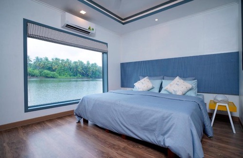 Kozhikode Boat Rental | Queen of Chaliyar - Luxury Houseboat Stay
