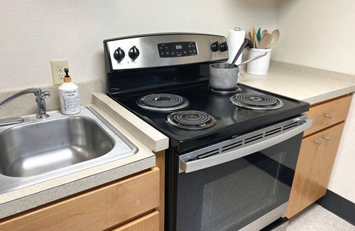 Eugene Apartment | Queen Room Summary: D