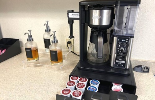 Eugene Apartment | Queen Room Summary: D