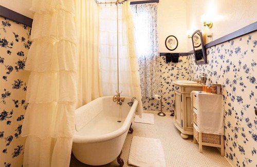 Gainesville Bed & Breakfast | Queen Size Suite with a shared Hallway Bath