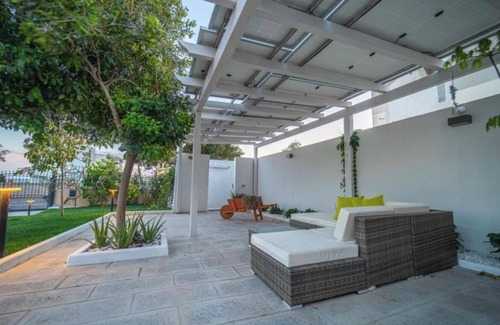 Su Forti House | Queen studio apartment with private kitchen bathroom and washing machine with garden