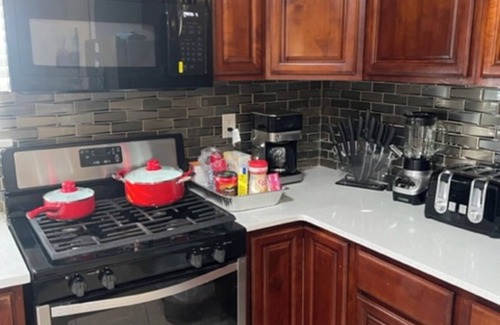 Queens House | Queens Modern 3 Bedroom Apartment. 5 mins from JFK