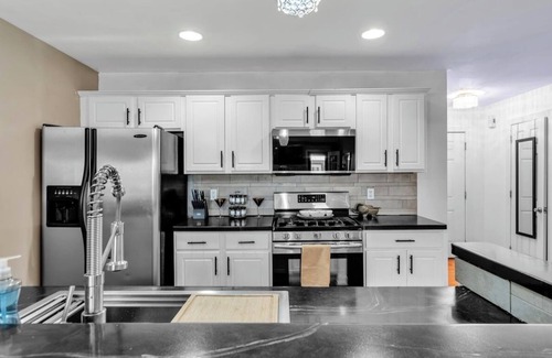 Blasdell House | Quick Stroll to Highmark:BarShed,Jacuzzi,Bills Loft,Parking-GAME-DAY DREAM in OP