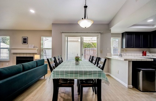 Elk Grove House | Quiet and Comfy Home | 70" SmartTV | Close to Everything