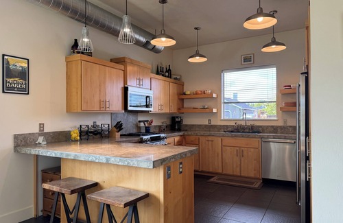 Eugene House | Quiet and Unique Home in North Gilham Neighborhood 5 miles from Autzen Stadium