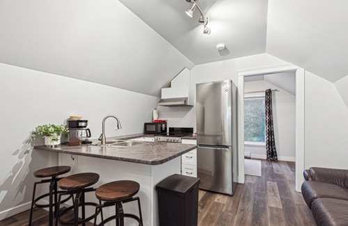 Shawnigan Lake Apartment | Quiet carriage suite near vinyards and lake