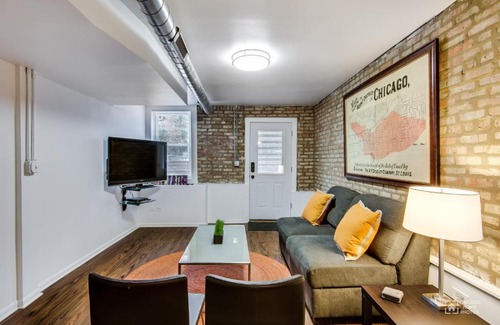 West Town Apartment | Quiet Comfort in the Big City, Just Steps to the Blue Line apts
