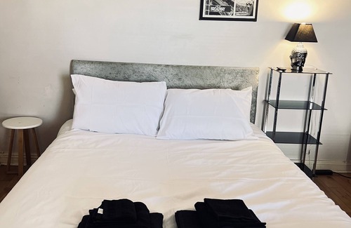 Ballincollig House | Quiet Cosy Room in Cork City Suburb - Pet Friendly - Blarney Castle nearby