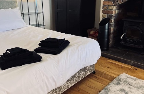 Ballincollig House | Quiet Cosy Room in Cork City Suburb - Pet Friendly - Blarney Castle nearby