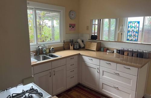 Lincoln Highlands Cottage | Quiet Cottage on the Lane Close to SF, Parks, Redwoods, Zoo, BART and the Ferry!