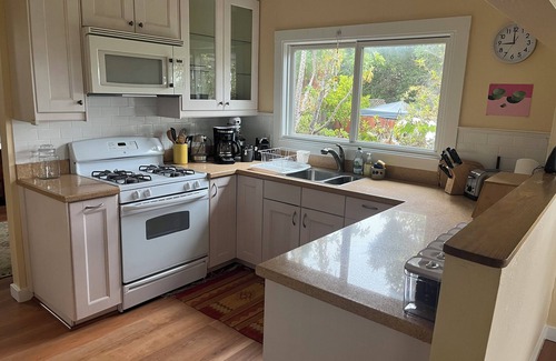 Lincoln Highlands Cottage | Quiet Cottage on the Lane Close to SF, Parks, Redwoods, Zoo, BART and the Ferry!