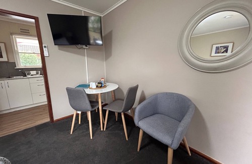 Canowindra Apartment | Quiet Cozy Apartment nnEntire KitchennQueen Bed, 1 Bathroom nCanowindra