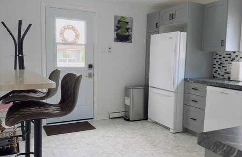 Saint John House | Quiet Cozy Family Home. 5 mins to shopping district & Cinema.