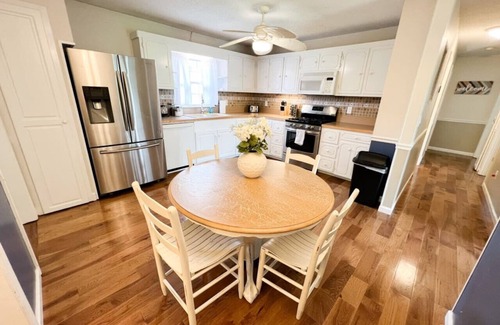 James City House | Quiet Extended Stay with Spa Bath, Fenced Yard