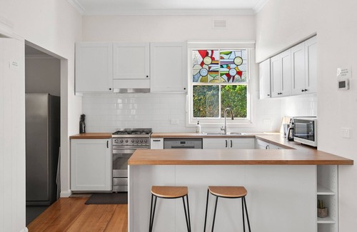 North Shore House | Quiet Geelong Getaway I Bay views