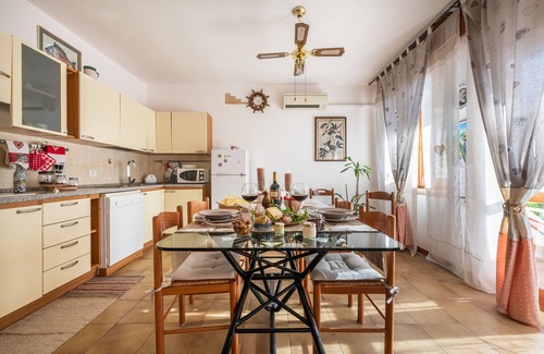 Capitana Apartment | Quiet Holiday Apartment "Casa Dea72" Near the Beach with Air Conditioning & Terrace