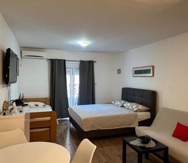 Boreti Apartment | Quiet Studio Bečići Garage available 5 e per day
