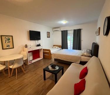 Boreti Apartment | Quiet Studio Bečići Garage available 5 e per day