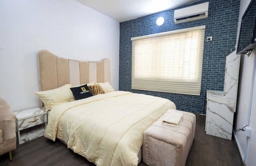 Lagos House | Quiet Suburb 15 mins to airportnn