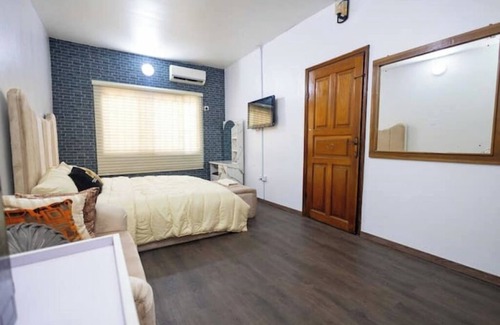 Lagos House | Quiet Suburb 15 mins to airportnn