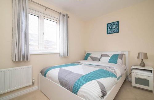 Wolverhampton House | Quiet Two Bedroom House Driveway Parking & Garden