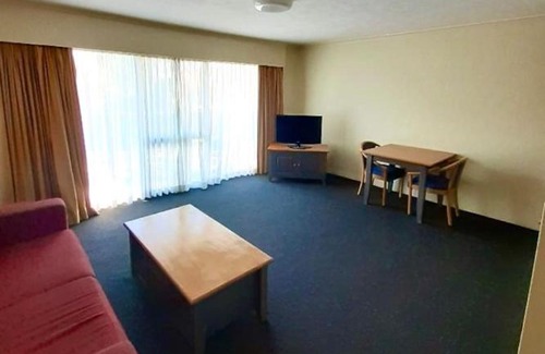 Mount Ommaney Hotel | Quiet unit in leafy hotel